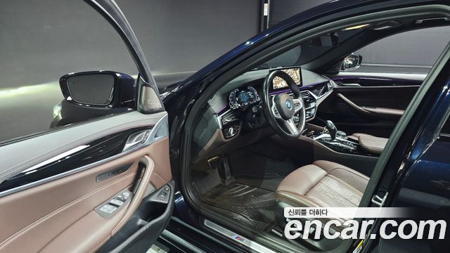 BMW 5-Series 2023 — photo 10