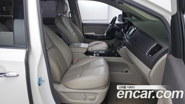 Kia Canival 2015 — photo 10