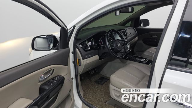 Kia Canival 2015 — photo 12
