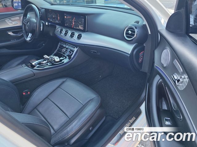 Mercedes-Benz E-Class 2017 — photo 11
