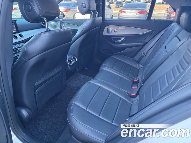 Mercedes-Benz E-Class 2017 — photo 12