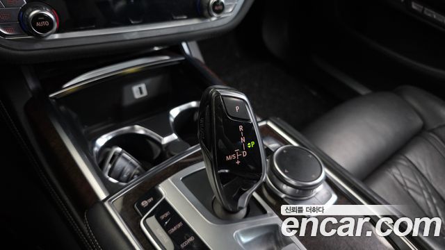 BMW 7-Series 2016 — photo 9