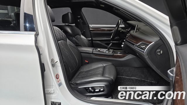 BMW 7-Series 2016 — photo 11