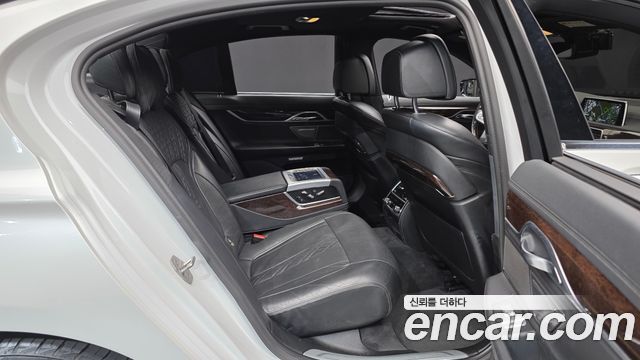 BMW 7-Series 2016 — photo 12
