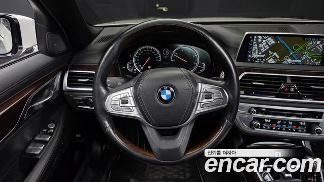 BMW 7-Series 2016 — photo 13