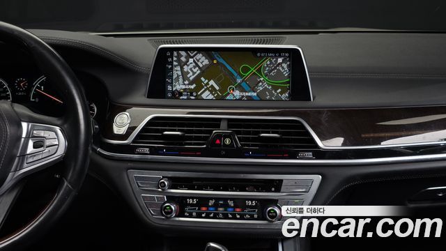 BMW 7-Series 2016 — photo 14