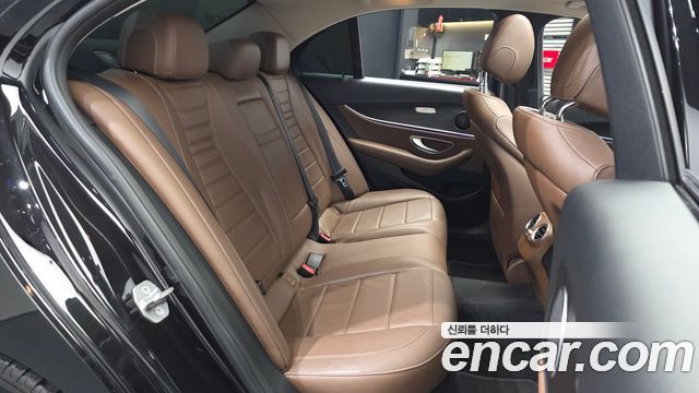 Mercedes-Benz E-Class 2018 — photo 12