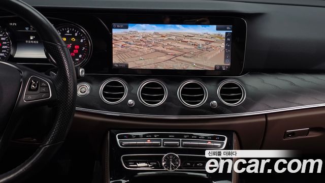 Mercedes-Benz E-Class 2018 — photo 14