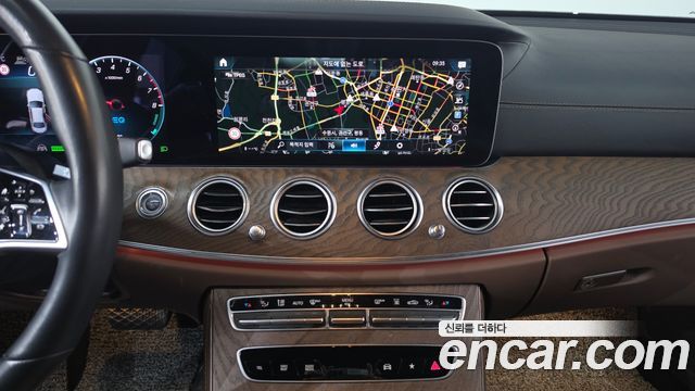 Mercedes-Benz E-Class 2021 — photo 18