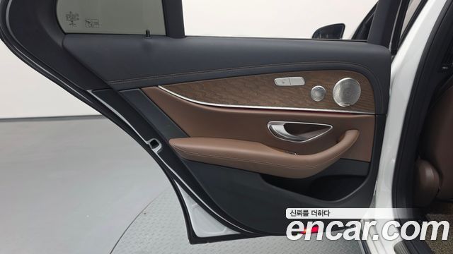Mercedes-Benz E-Class 2021 — photo 15