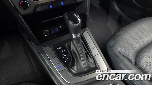 Hyundai AVANTE 2018 — photo 12