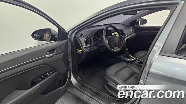 Hyundai AVANTE 2018 — photo 17