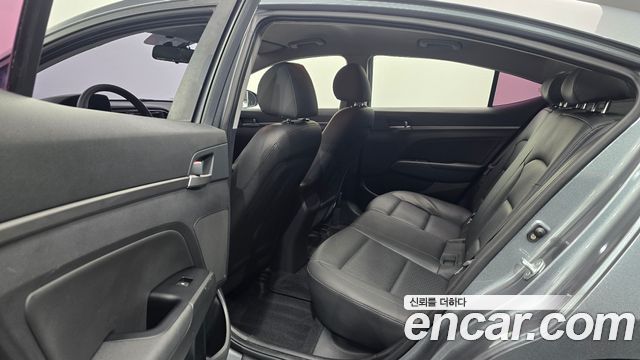 Hyundai AVANTE 2018 — photo 18