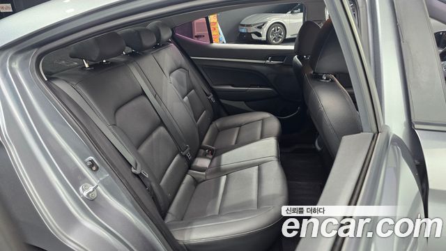 Hyundai AVANTE 2018 — photo 16