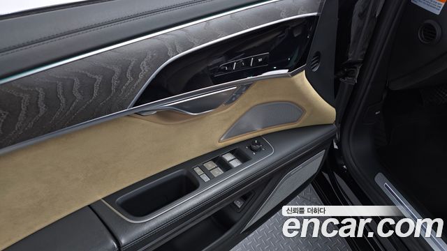 Audi A8 2020 — photo 30
