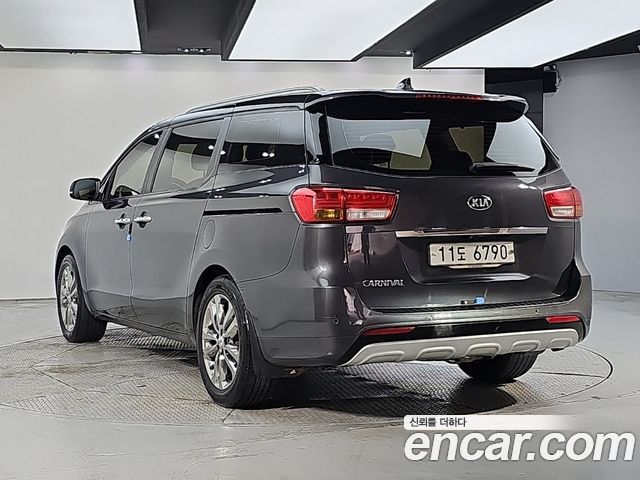 Kia Canival 2016 — photo 3