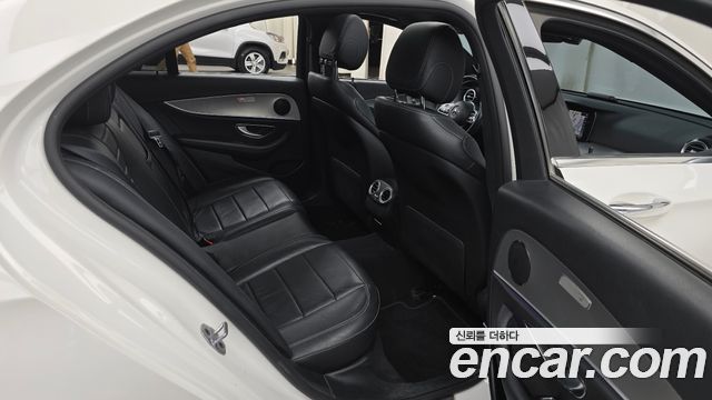 Mercedes-Benz E-Class 2019 — photo 11