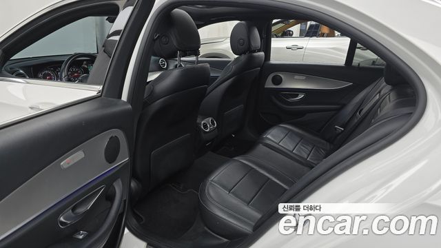 Mercedes-Benz E-Class 2019 — photo 12
