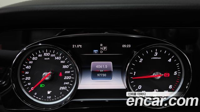 Mercedes-Benz E-Class 2018 — photo 11