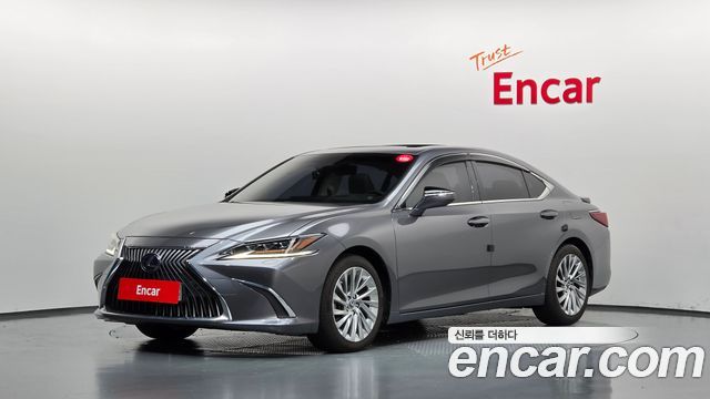 Lexus ES 2019 — photo 1