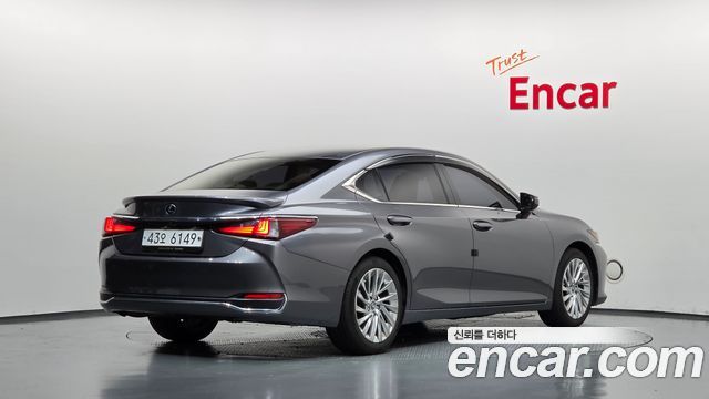 Lexus ES 2019 — photo 2