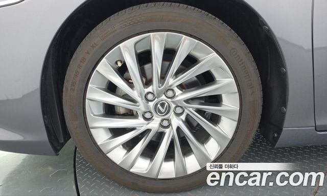 Lexus ES 2019 — photo 5