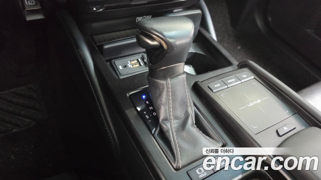 Lexus ES 2019 — photo 12