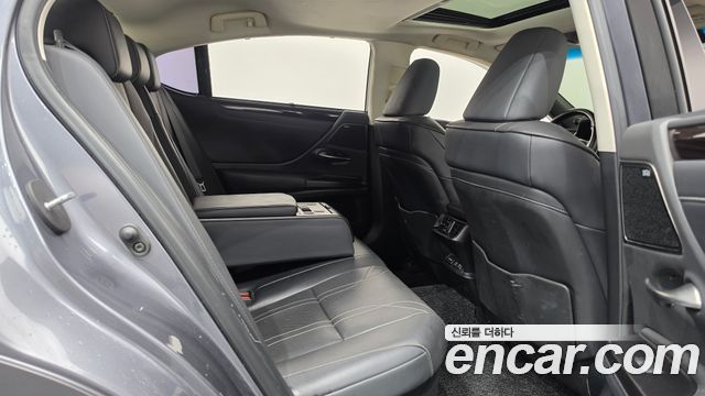 Lexus ES 2019 — photo 17