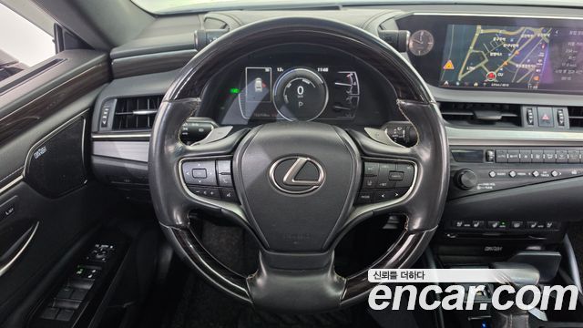 Lexus ES 2019 — photo 19