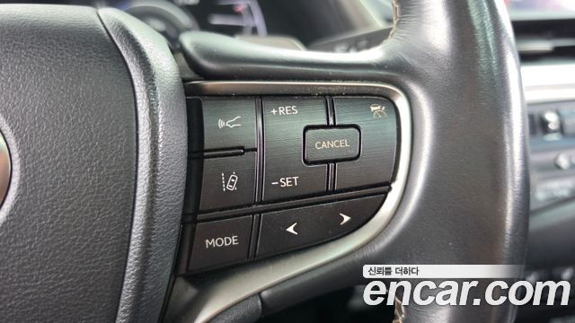 Lexus ES 2019 — photo 21