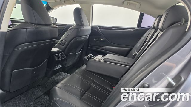Lexus ES 2019 — photo 26