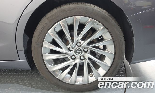 Lexus ES 2019 — photo 7