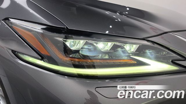 Lexus ES 2019 — photo 8