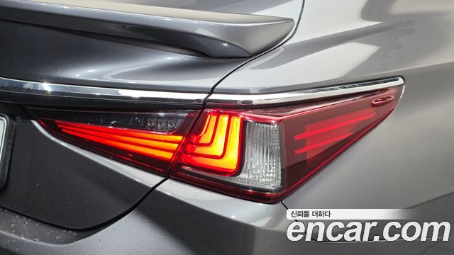 Lexus ES 2019 — photo 9