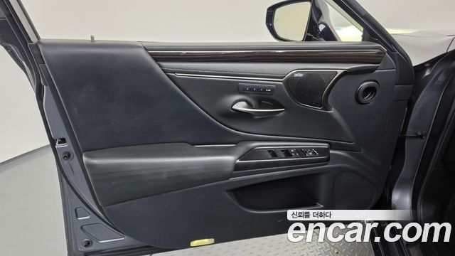Lexus ES 2019 — photo 14