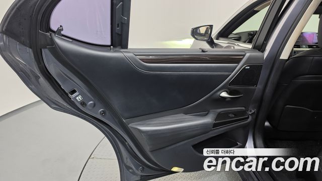 Lexus ES 2019 — photo 15