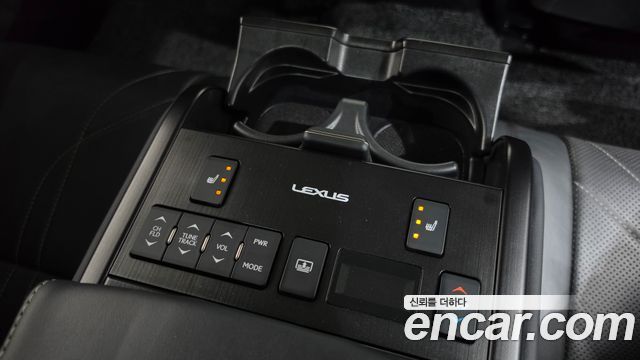 Lexus ES 2019 — photo 33