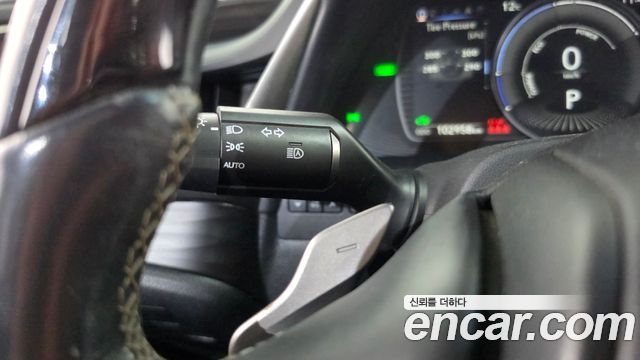 Lexus ES 2019 — photo 36