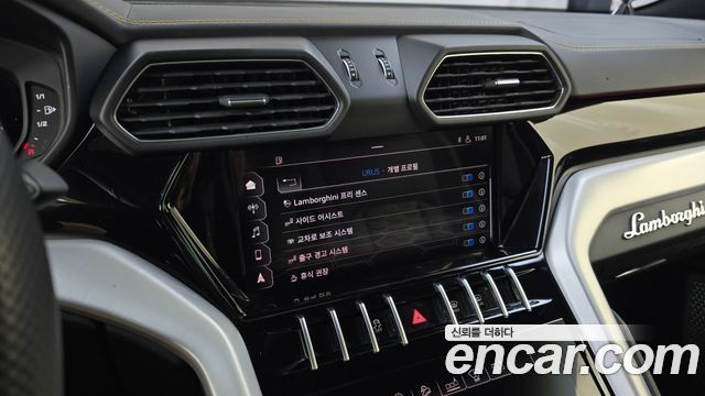 Lamborghini Urus 2020 — photo 33