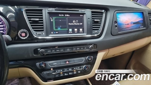 Kia Canival 2016 — photo 10