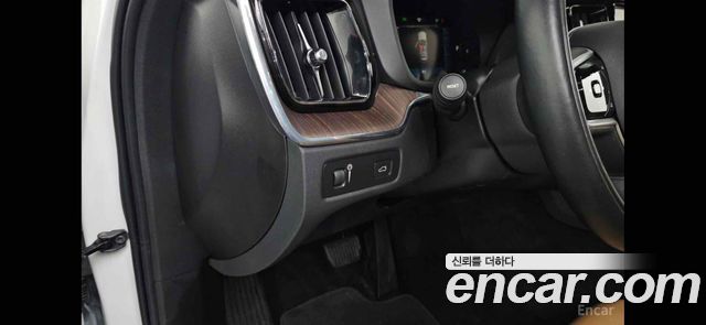 Volvo XC60 2022 — photo 17