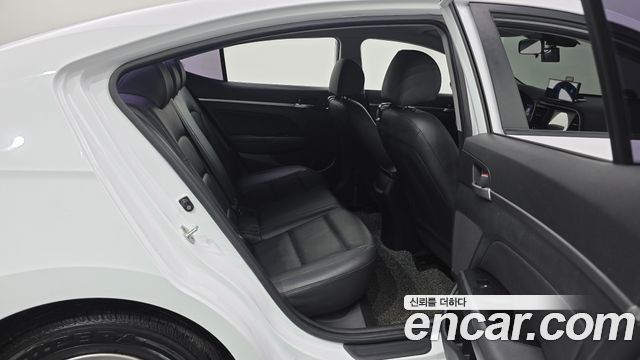 Hyundai AVANTE 2019 — photo 18