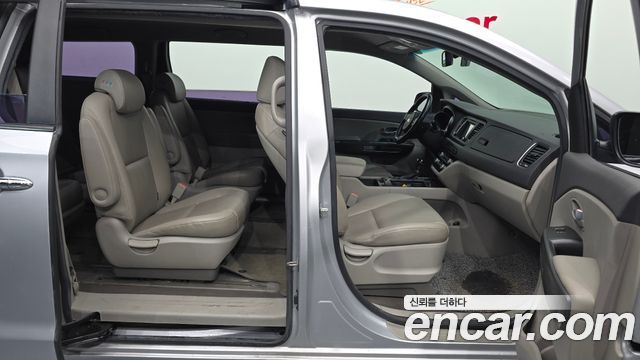 Kia Canival 2015 — photo 16