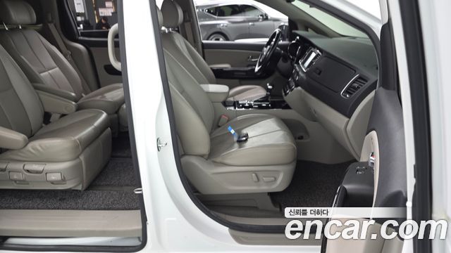 Kia Canival 2019 — photo 16