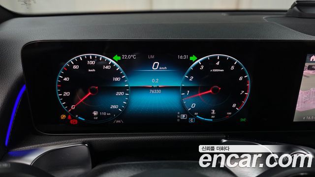 Mercedes-Benz GLB-Class 2021 — photo 11