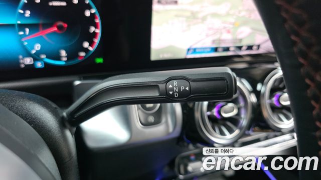 Mercedes-Benz GLB-Class 2021 — photo 12