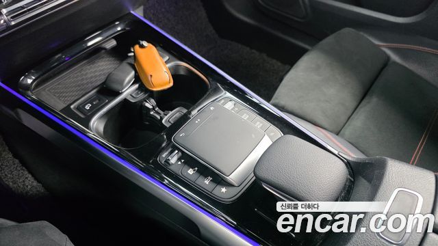 Mercedes-Benz GLB-Class 2021 — photo 24