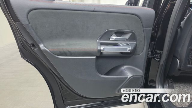 Mercedes-Benz GLB-Class 2021 — photo 15