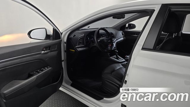 Hyundai AVANTE 2018 — photo 13