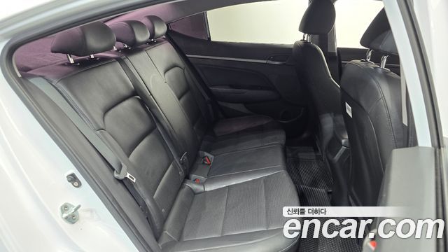 Hyundai AVANTE 2018 — photo 17